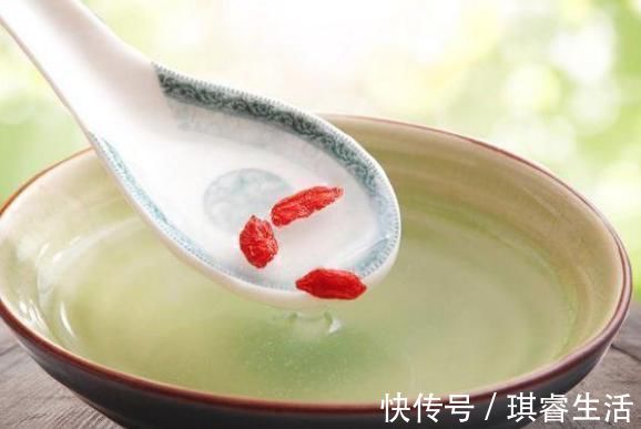 女性|女性到了更年期，常用葛根泡水喝，身体会尝到3个“好处”！