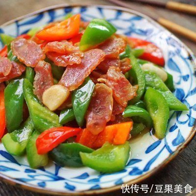 #憋在家里吃什么#广式腊肠和它这样炒着吃，味道超赞