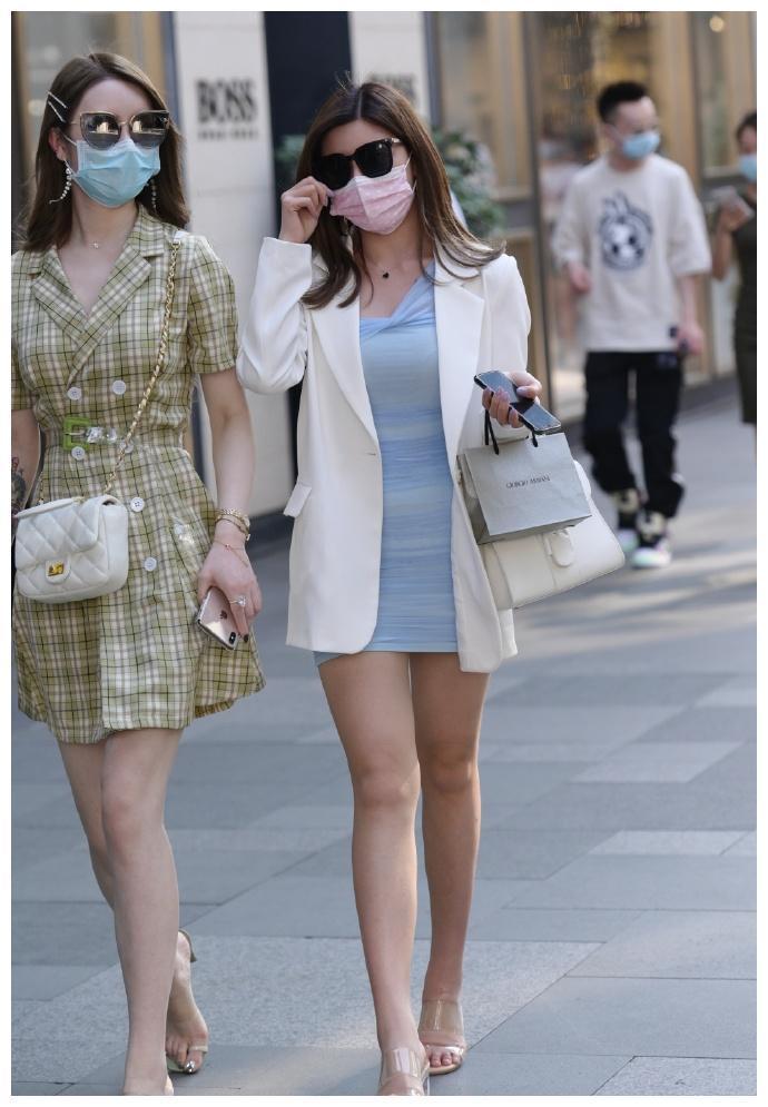 小姐姐|上身是比较正式的西装领, 结合项链点缀, 充分展现了颈部线条