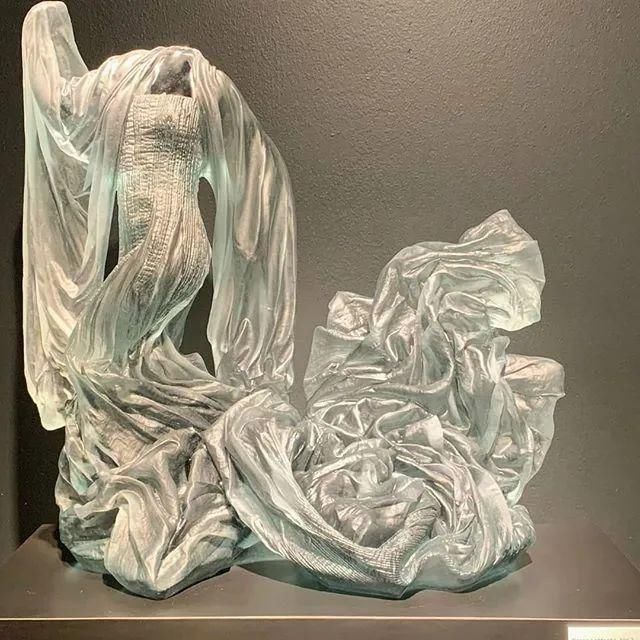 时装秀|艺术家用500斤玻璃做出重磅婚纱,惊艳时装秀,网友吐槽透明的怎么穿