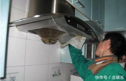 油烟机脏了万万不要拆下来清洗,这样做更省时省力,洗完干净如新