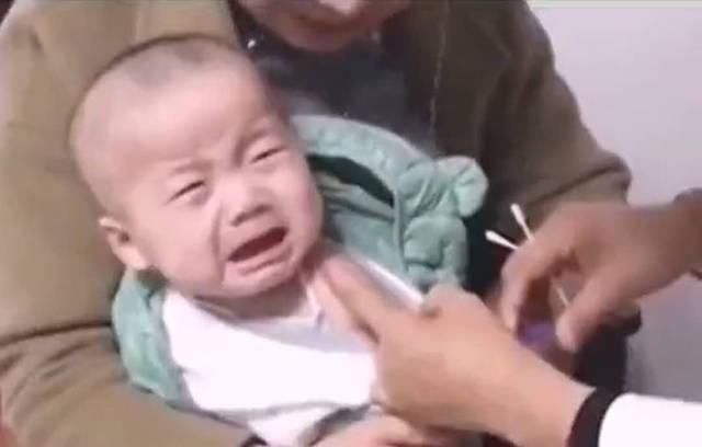 小伙子|宝宝打针作势要哭,看到漂亮护士姐姐之后笑脸相迎,网友小伙子有前途
