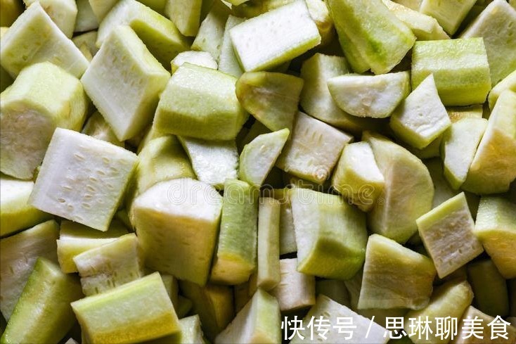 丝瓜汤|做丝瓜汤,切记不要直接下锅,掌握这1步,汤鲜味美,颜色不变黑