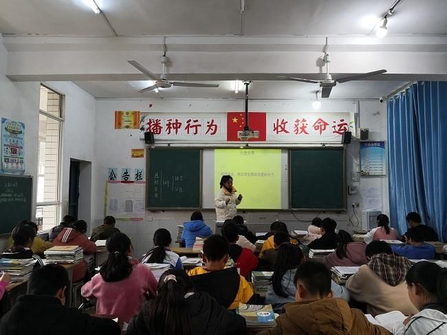 龙凤中学举行“展才艺，促成长”青年教师展示课活动