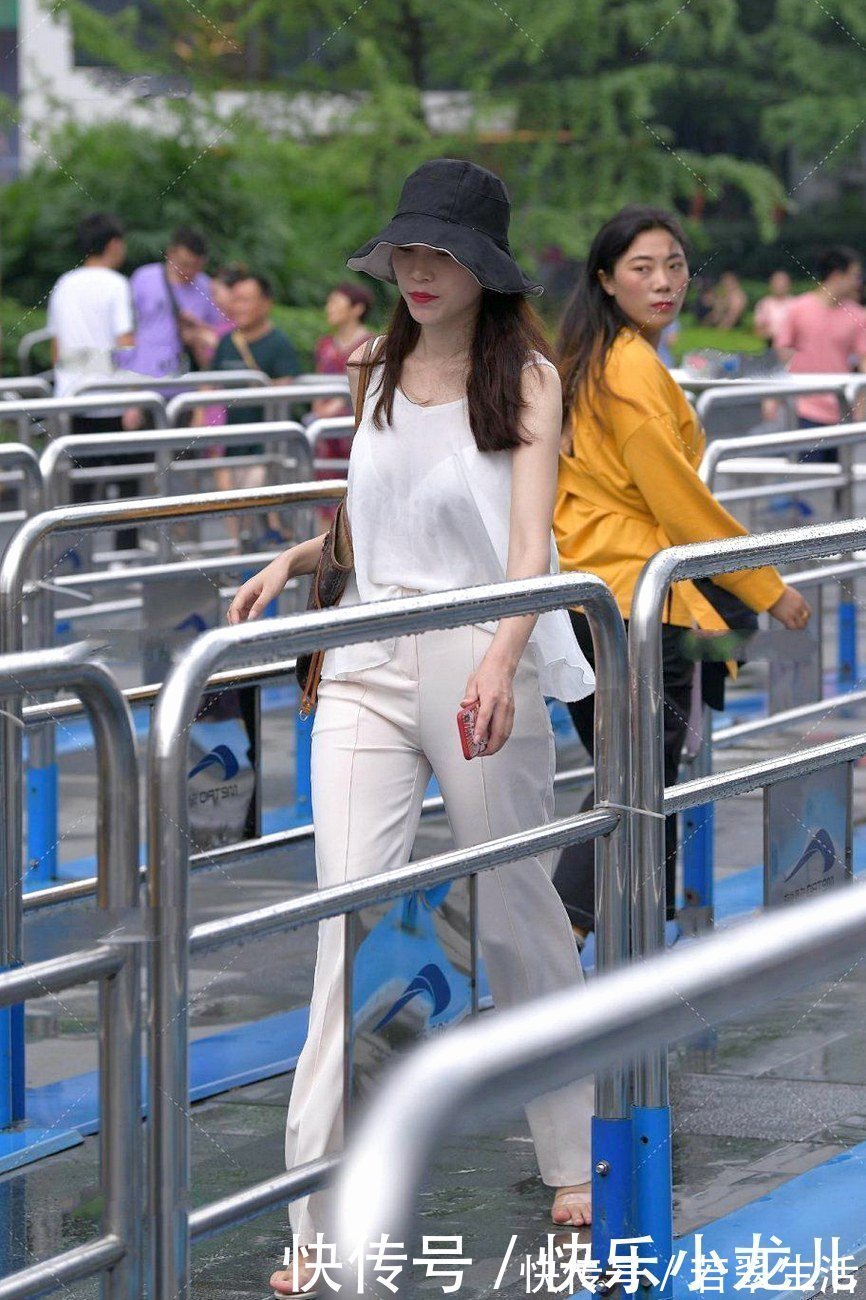穿搭 白色宽松无袖雪纺上衣,多几分成熟女人的魅力