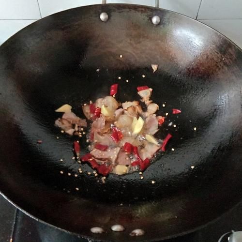 腊肉炒野芹菜，简单快手，鲜美下饭