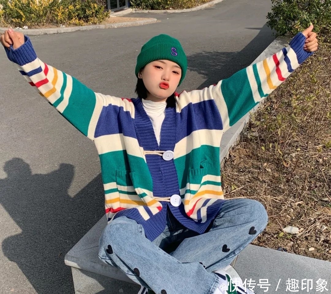 薄卫衣+半裙、衬衫+马甲,这才是今春最潮穿搭