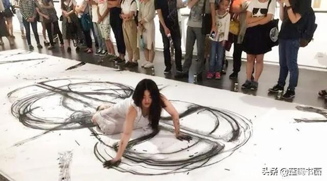 她是美院女学生,用自己的身体在纸上画画,却被认为是在恶搞
