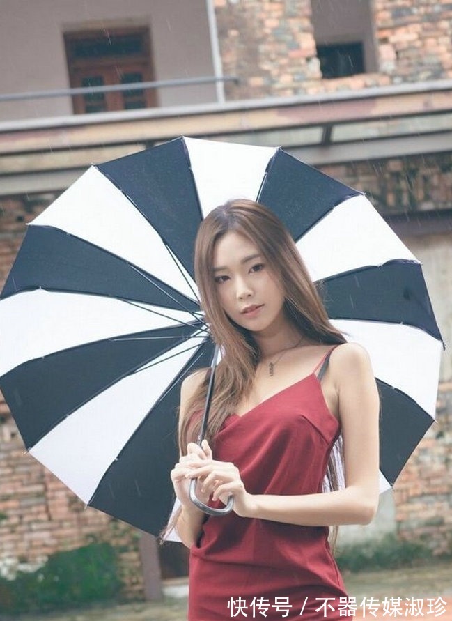搭配|美女就是会穿搭,衬衫穿出露肩的风格,修身显瘦又显魅力