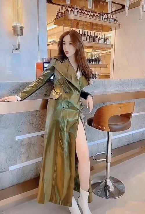 潮流时尚：风衣配上长靴，不装嫩也美得高级！