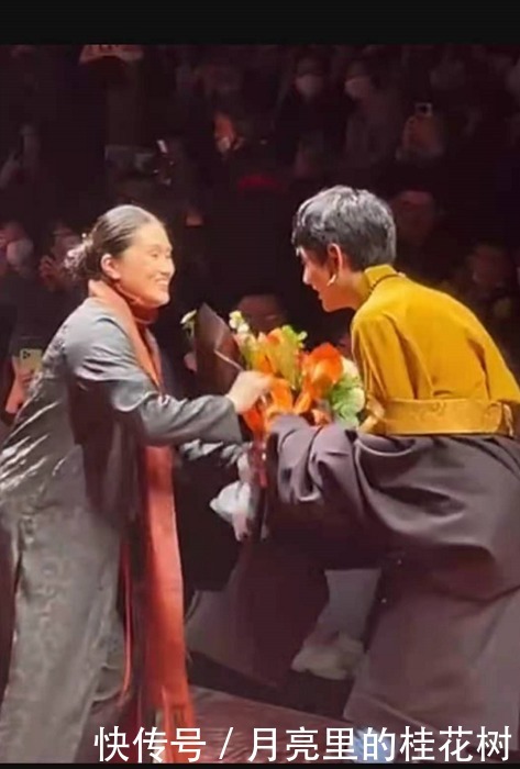 丁真首次亮相上海时装周,身穿民族服饰看秀,献花设计师