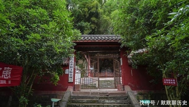 茗山寺|安岳孔雀洞，供奉的石像太美了，这一只孔雀简直要飞了起来一样