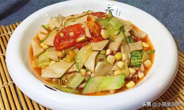 香葱葱白|教你用杏鲍菇和黄瓜还有西红柿一起炒来吃，清香鲜美，营养又好吃