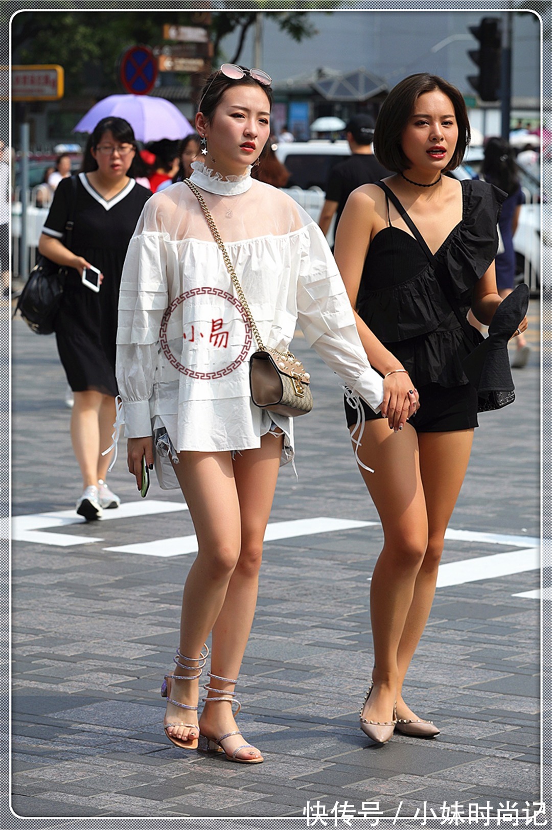 路人|路人街拍:闺蜜出街,一个穿大蒜衣,一个穿斜肩服,另类又时髦