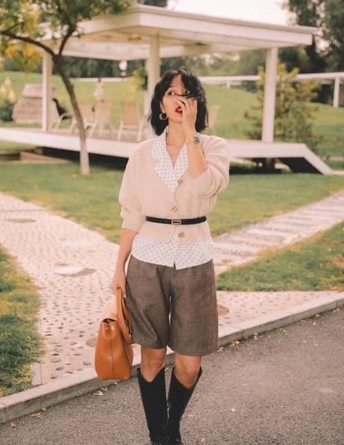 针织开衫上加精致小腰带，别有一番风味，仿佛整个人都缩小了一圈