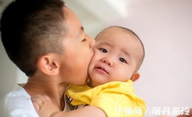 父母|20年后二胎家庭会面临的问题,简直太残酷,早了解早预防!