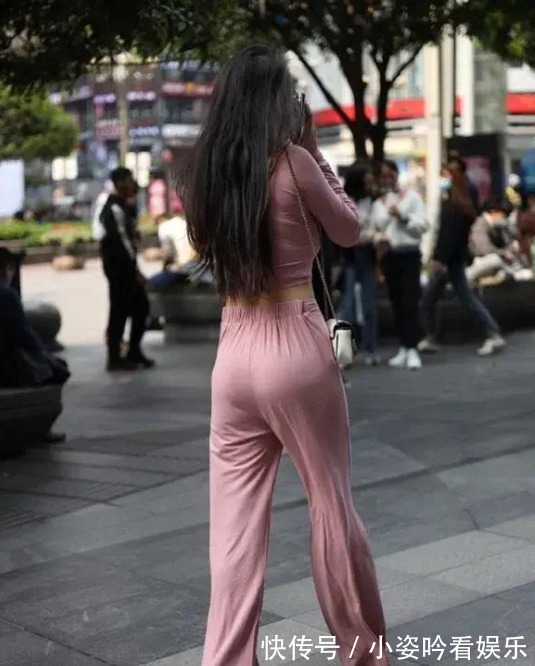套装 粉色的瑜伽服套装时尚、简洁,搭配高跟鞋走在街上显得优雅迷人
