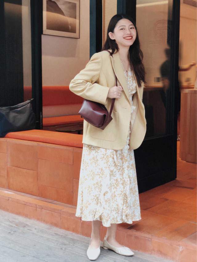 时尚博主|初秋,梨形身材和成熟脸怎么穿?浅蓝色西服搭配连衣裙,温柔优雅