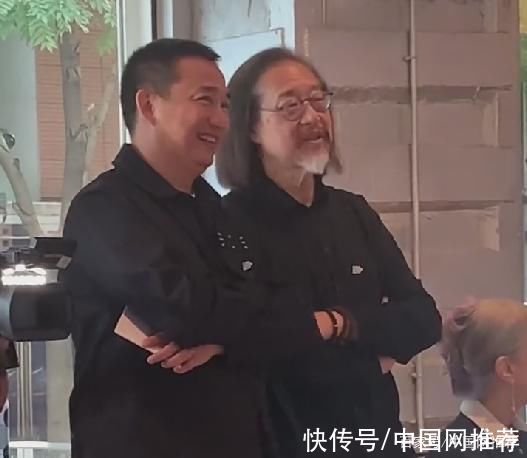 |49岁黄磊参加活动面对镜头做出搞笑鬼脸，剃寸头更显年轻