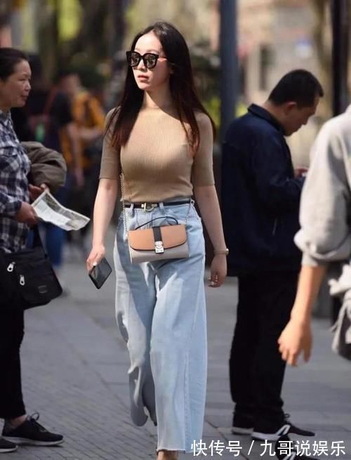 裤子|美女穿搭:这种裤子太宽松了,简直可以装2个人了,一点也不显身材