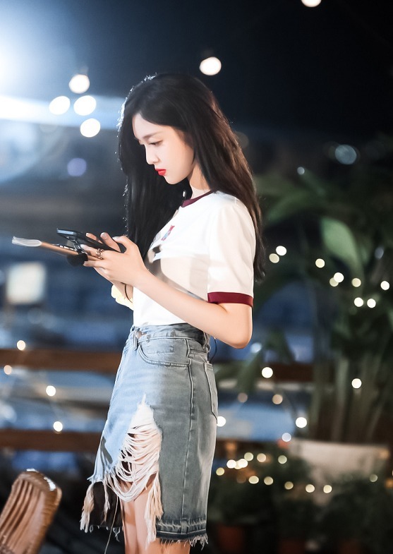 吴宣仪|吴宣仪沙滩边录制某节目,蓝色挂脖背心配热裤,是夏天该有的样子