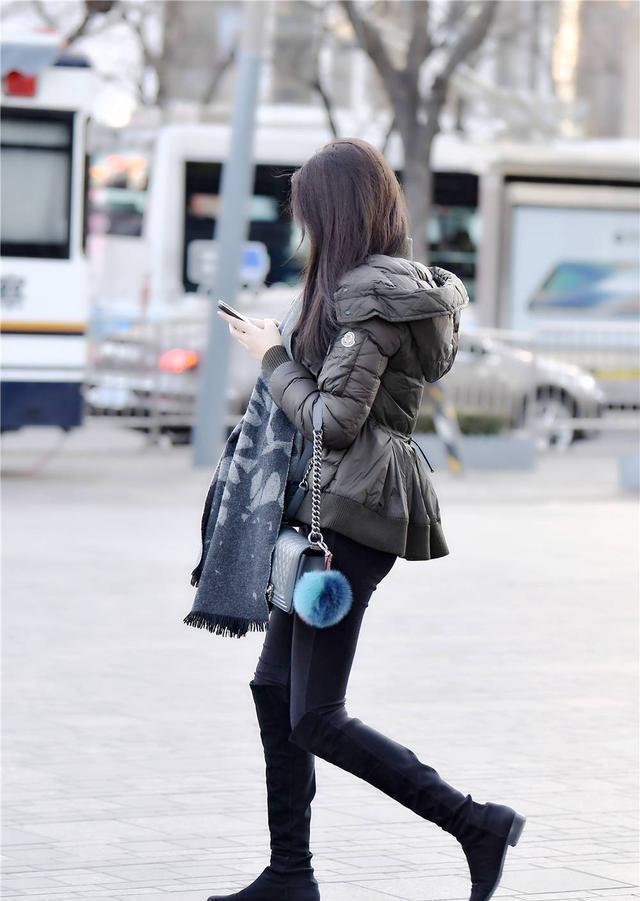 美女 黑色绒面过膝靴, 搭配紧身裤, 短款的羽绒服很好看