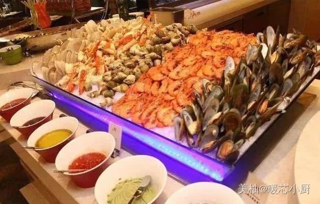  大妈吃自助餐“抢食”引众怒，老板亲自来撵人，网友真没素质