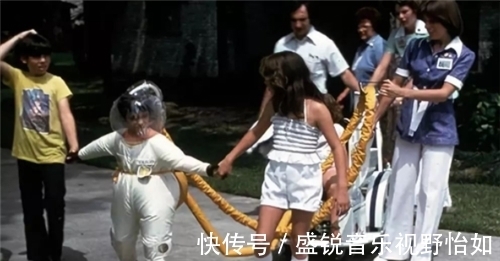 宇航服|美国“泡泡男孩”:12岁才走出隔离膜,在临终前第一次亲吻了妈妈