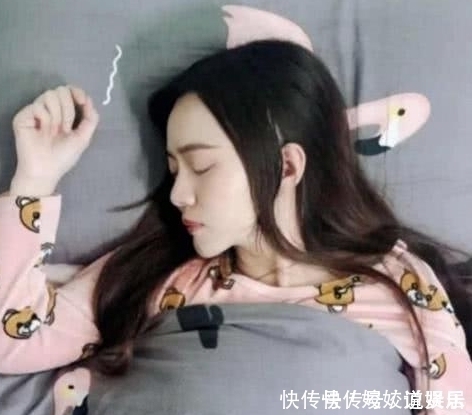 女生睡觉头发“散还是绑”学生党90%都搞错,活该脱发严重