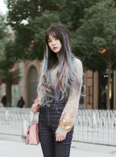 黑色|街拍:肤如凝脂的美女,身穿黄色外套配黑色短裙,时尚魅力女人味