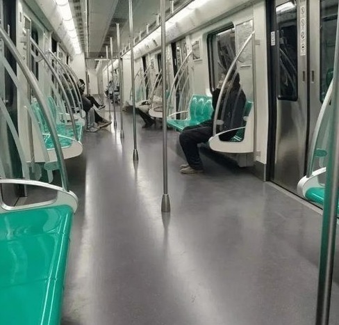 母子|地铁上这对母子一夜爆火:这样动作,怎么可能教出熊孩子?