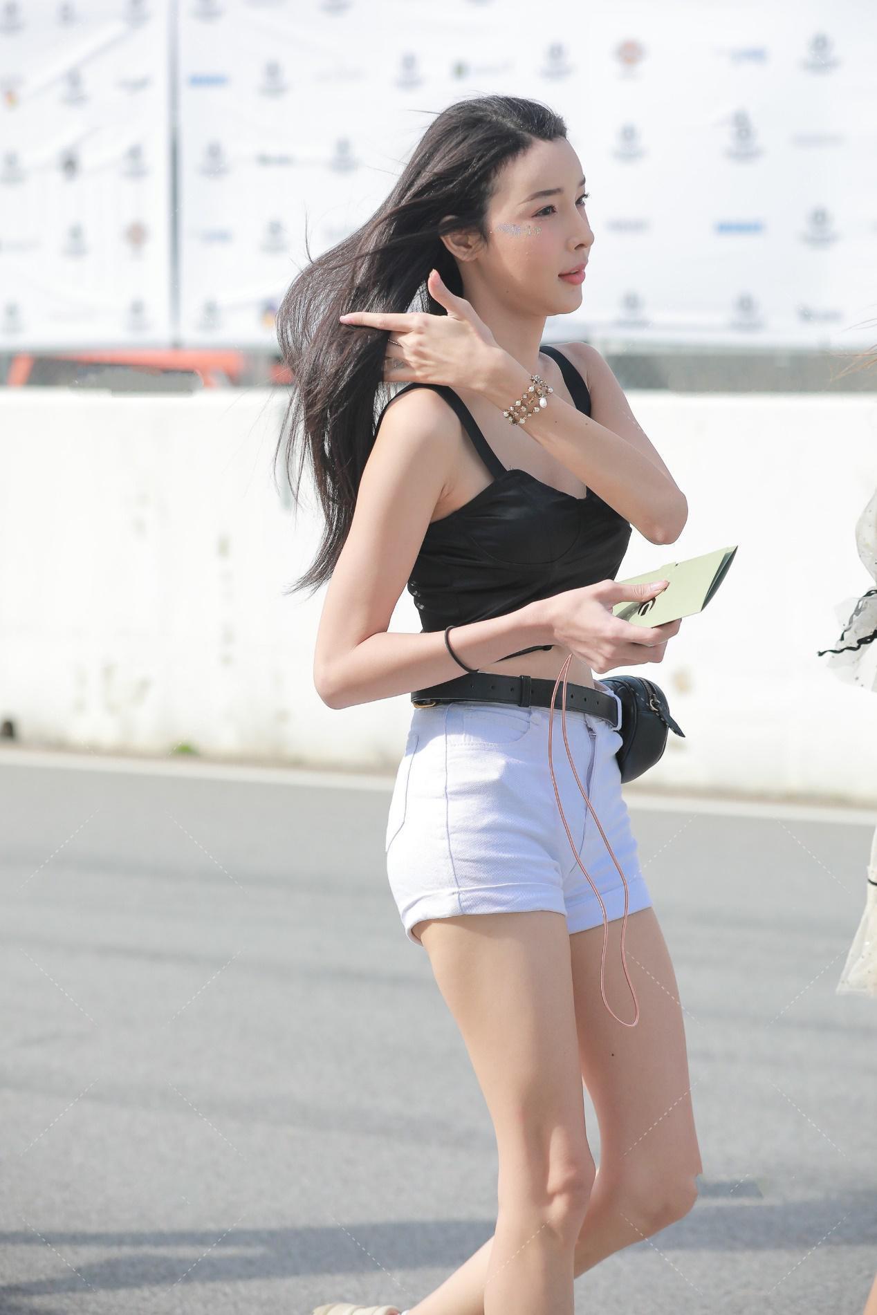 展现自己|黑色无袖短款上衣搭配浅色牛仔裤, 清新秀丽, 充满活力