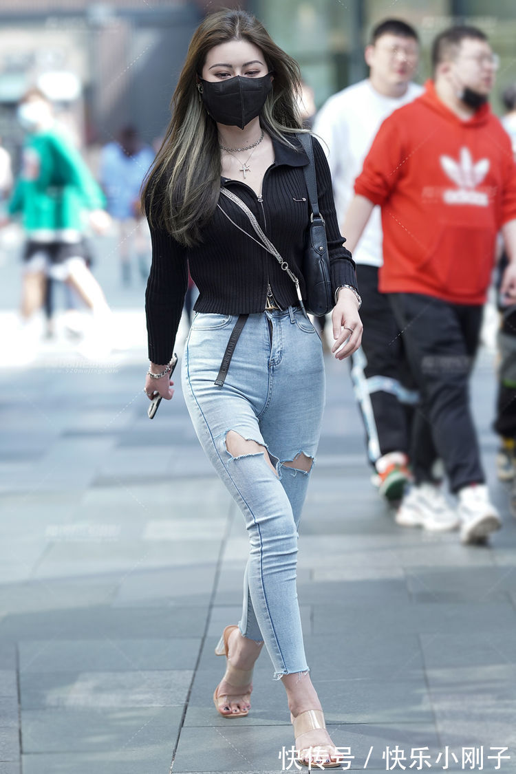 穿搭|清秀女生的时尚穿搭,针织长袖衫配破洞牛仔裤,简约修身又美丽