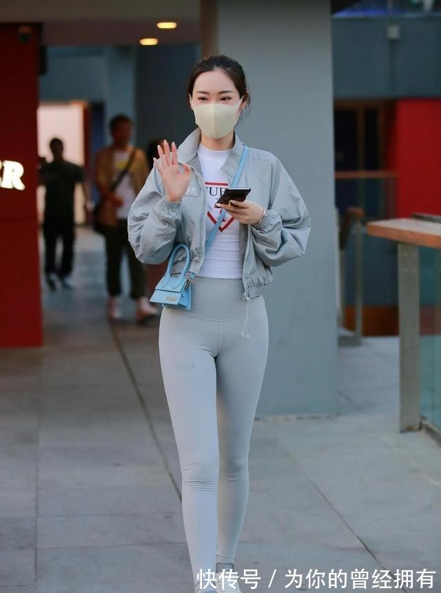 小姐姐 瑜伽裤搭配白色T恤,混搭风格休闲减龄,配牛仔外套,唯美可爱!