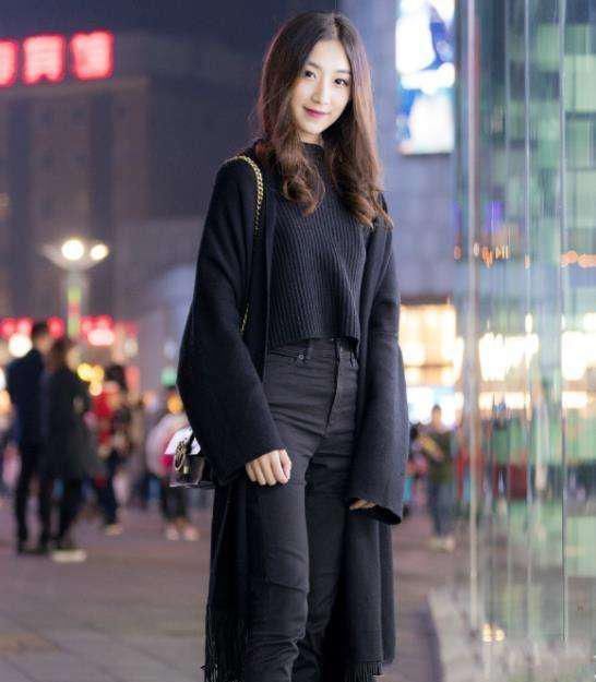  牛仔外套|街拍：吊带衣裙，彰显出女人独特的娇艳美