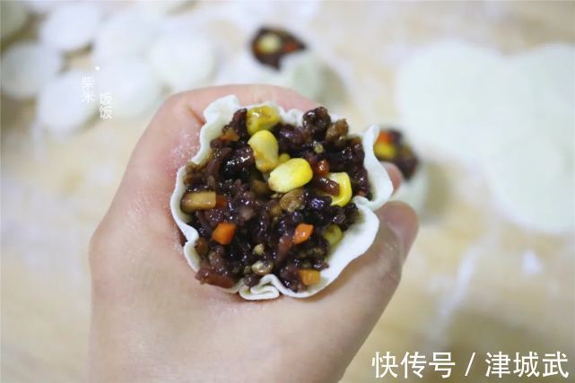 想吃烧麦不用买,自己做馅料更丰富,一次多做些,早餐不愁了