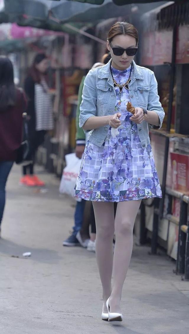 街拍:身材苗条的美女,高雅的气质,真是羡煞众人呀