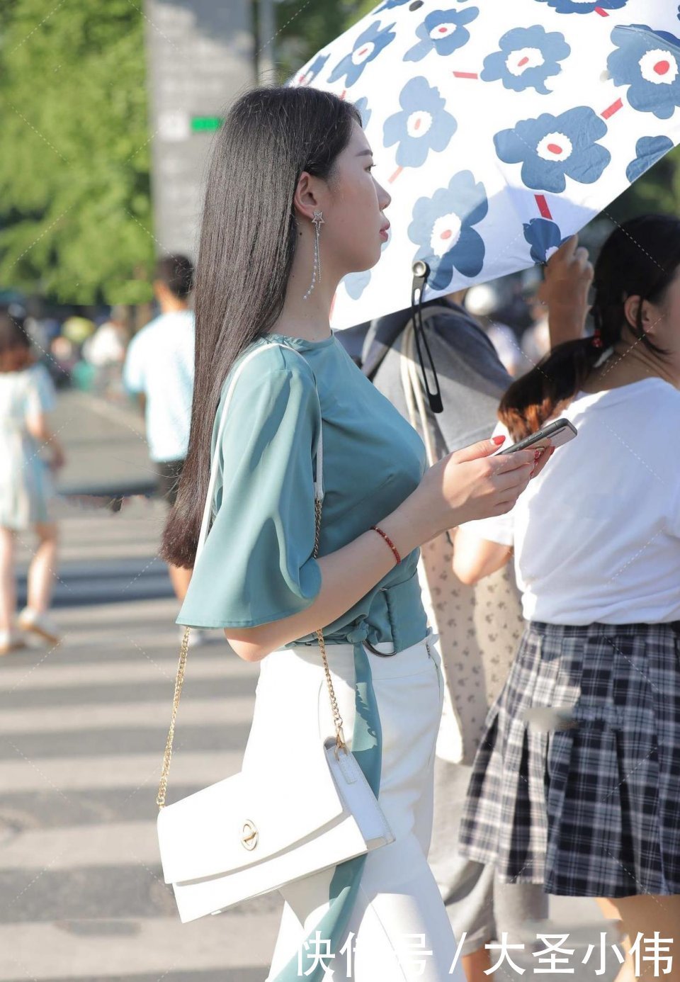 搭配|美女街拍：一身“女白领“既视感，一看都是干练职场女性，不过看着像迟到了