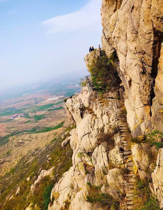 巨石|石家庄平山有座千年历史佛教名山，绝壁架桥，巨石临空，古迹众多