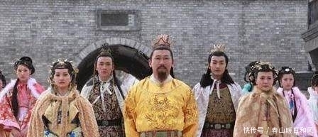 无意|小男孩古墓旁玩耍,无意发现一件龙袍,原来下面“住着”开国皇帝