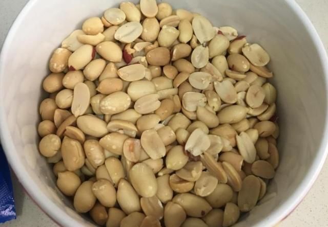 自制花生酱，味道纯正，又香又浓，做法很简单，配面包贼好吃