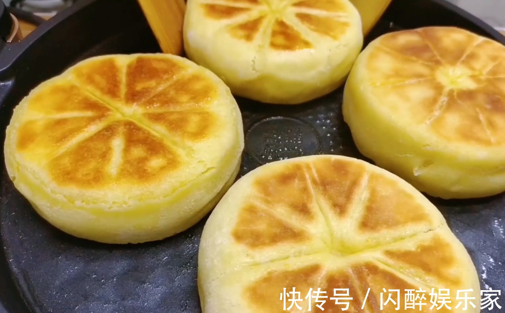 谷物醇|玉米面开水一烫，加一盒酸奶，金黄柔软好消化，孩子三天两头要吃
