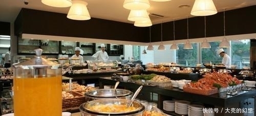 自助餐厅|女子去吃69元自助餐,一人吃掉1000根肉串,走时老板笑着说免单