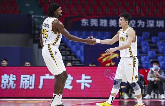 莱多|广东宏远惨败!曾繁日垫脚孙铭徽,易建联撞伤胡金秋