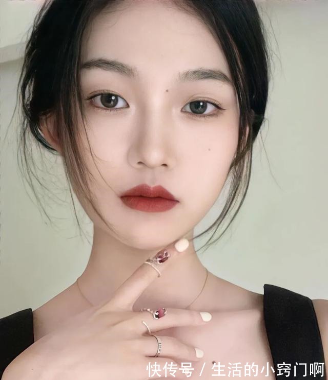 化妆 为什么现在很多女生不化妆只涂口红!