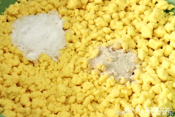 搅拌均匀|做玉米面蒸糕,用冷水还是热水和面很多人做错,难怪发硬不好吃