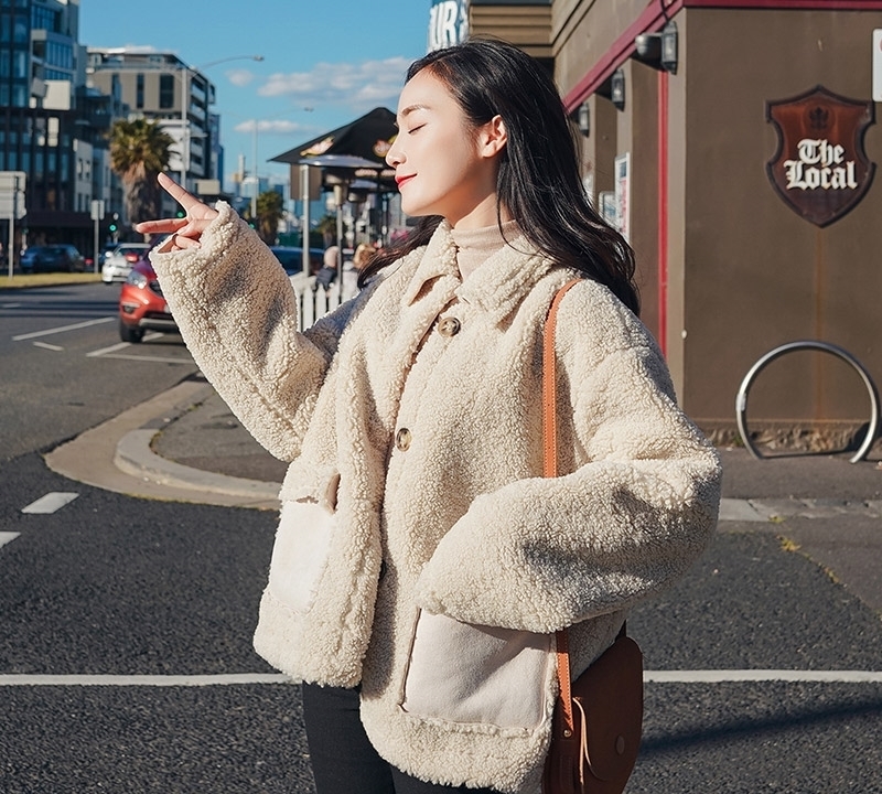 冬季新款女|羽绒服已经不流行!今冬时兴羊羔毛外套+牛仔裤,时尚减龄贼美嫩