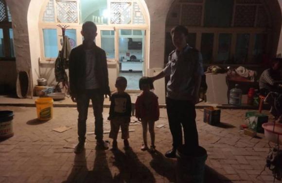 女儿|6岁女儿上完兴趣班后,回家画了几幅画,妈妈看完立刻报警