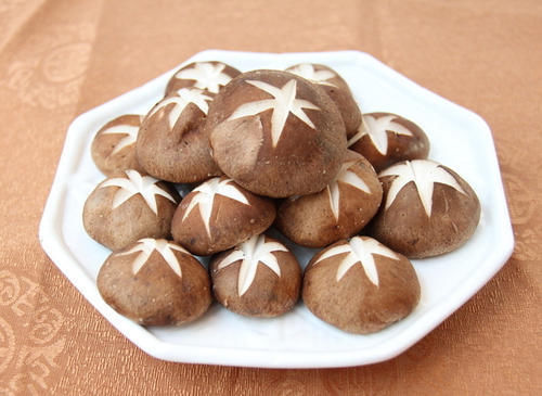  简单|香菇配鸡肉味道好，营养又简单，小孩吃了长身体，老人吃了强体力