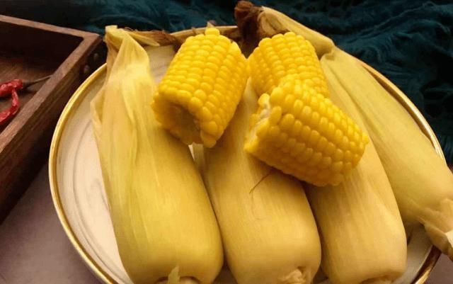 比买|煮玉米时,只放清水就错了,多加一点“它”,鲜甜软糯,比买的香